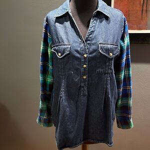 Country Store dark chambray button placket pleated plaid flannel sleeve top. Lg